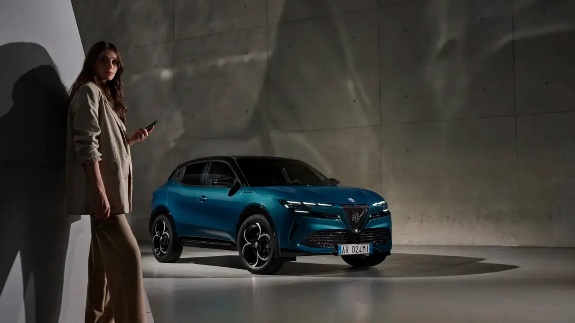 Elettronauti - Alfa Romeo Junior 54kWh - Nero - Esterno - Vista anteriore a tre quarti