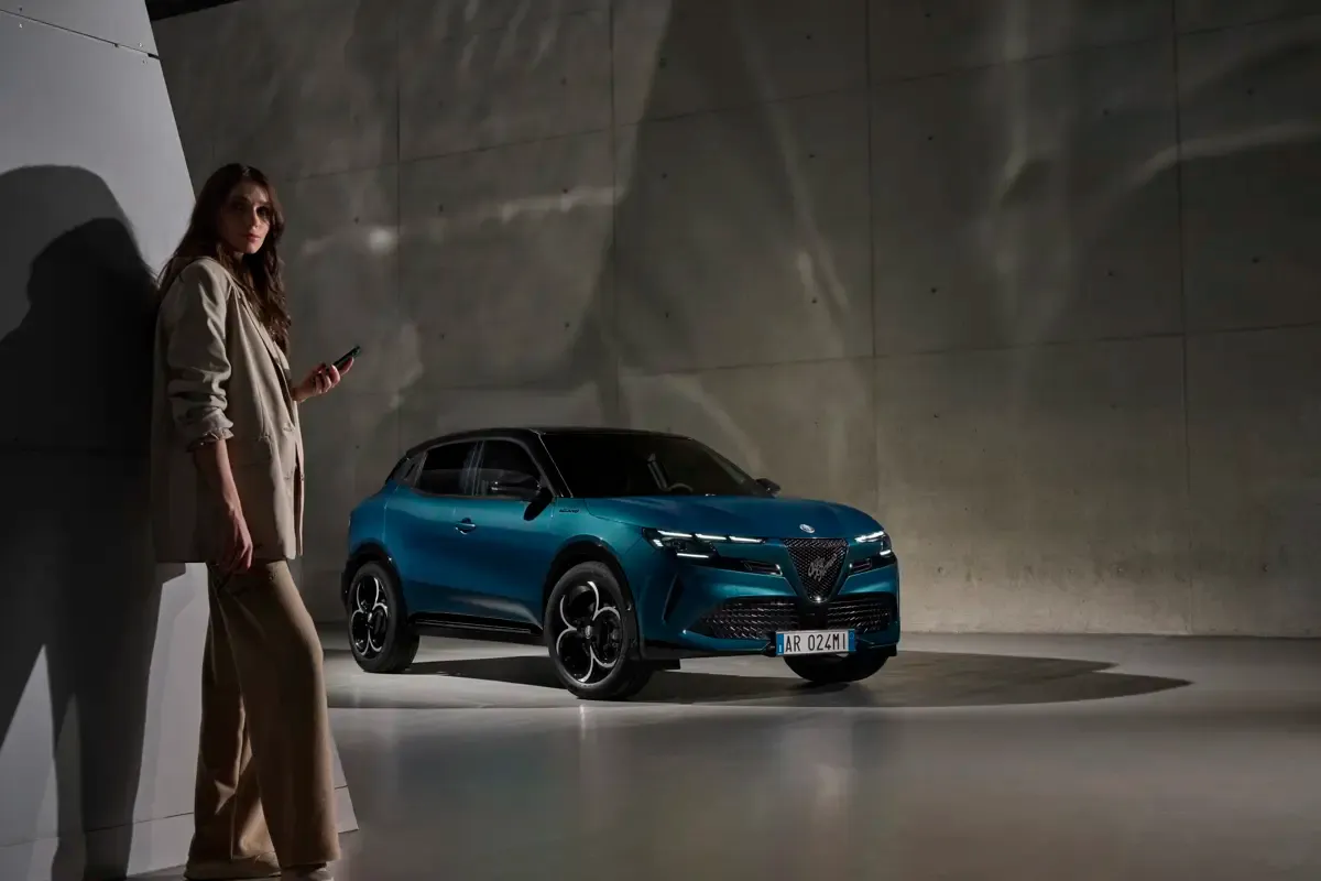 Elettronauti - Alfa Romeo Junior 54kWh - Nero - Esterno - Vista anteriore a tre quarti