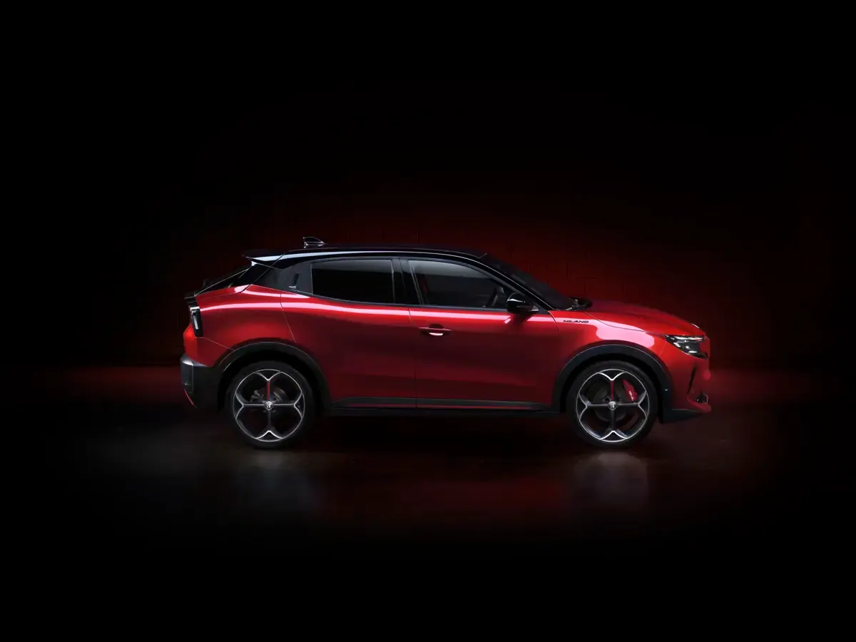 Elettronauti - Alfa Romeo Junior 54kWh - Nero - Esterno - Vista anteriore a tre quarti