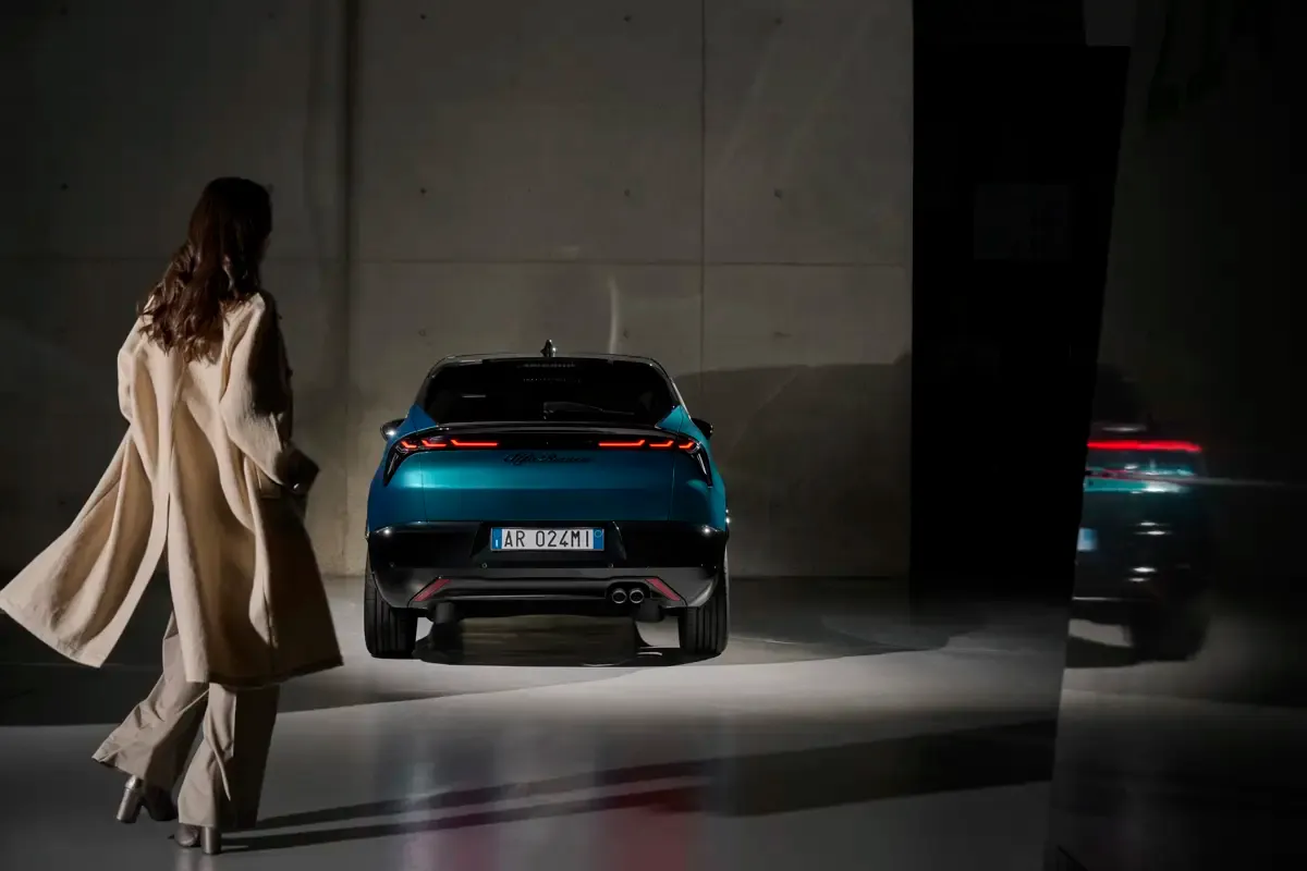 Elettronauti - Alfa Romeo Junior 54kWh - Nero - Esterno - Vista anteriore a tre quarti