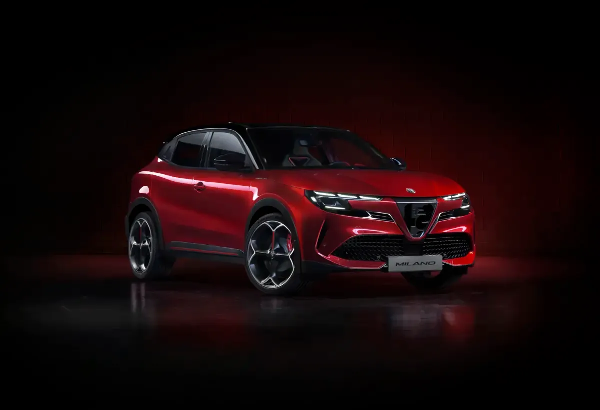 Elettronauti - Alfa Romeo Junior 54kWh - Nero - Esterno - Vista anteriore a tre quarti