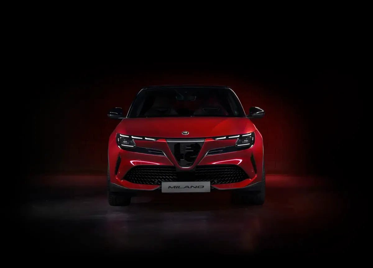 Elettronauti - Alfa Romeo Junior 54kWh - Nero - Esterno - Vista anteriore a tre quarti