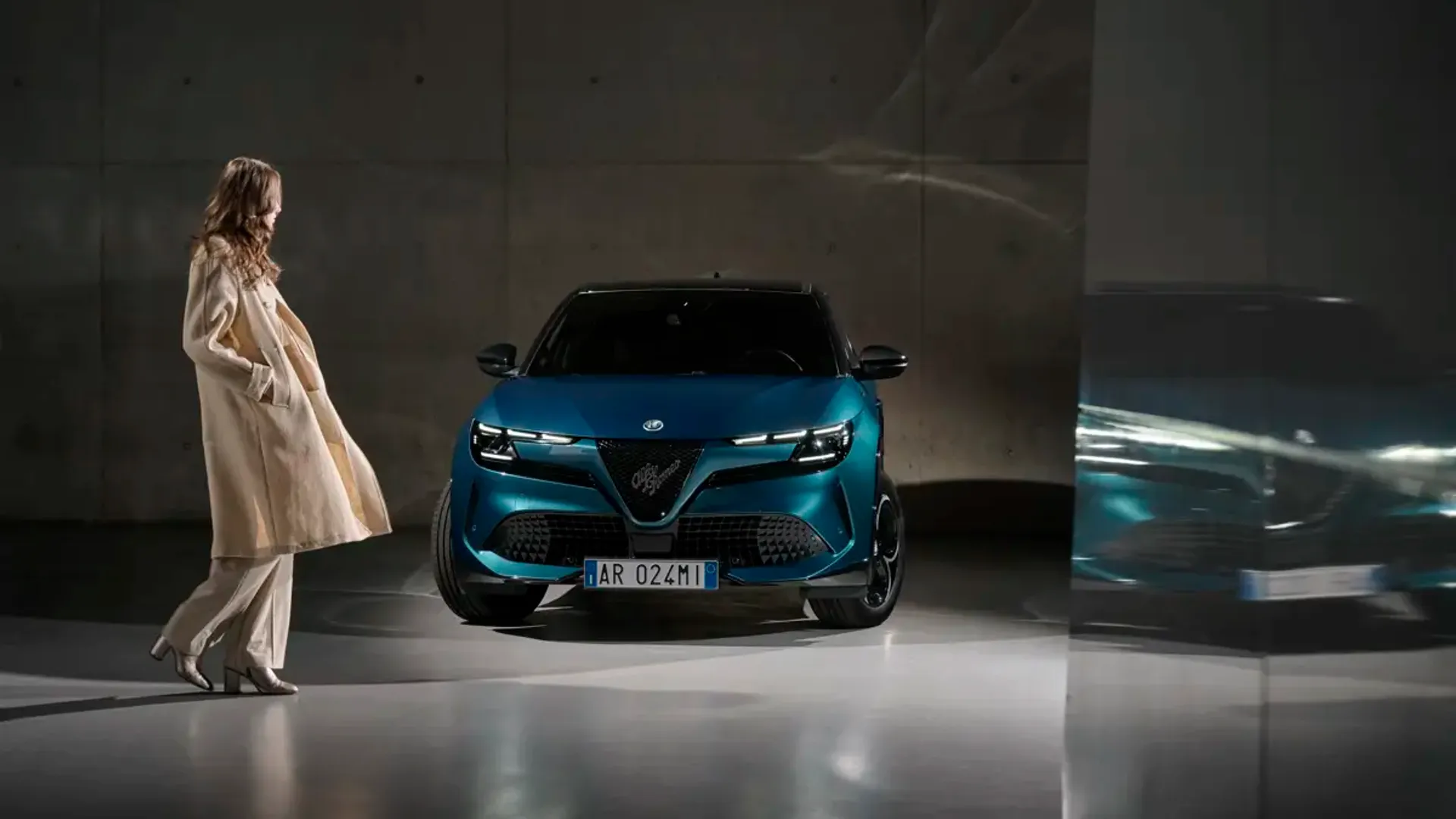 Elettronauti - Alfa Romeo Junior 54kWh - Blu - Esterno - Vista anteriore a tre quarti