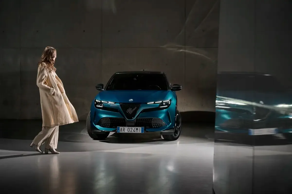 Elettronauti - Alfa Romeo Junior 54kWh - Blu - Esterno - Vista anteriore a tre quarti