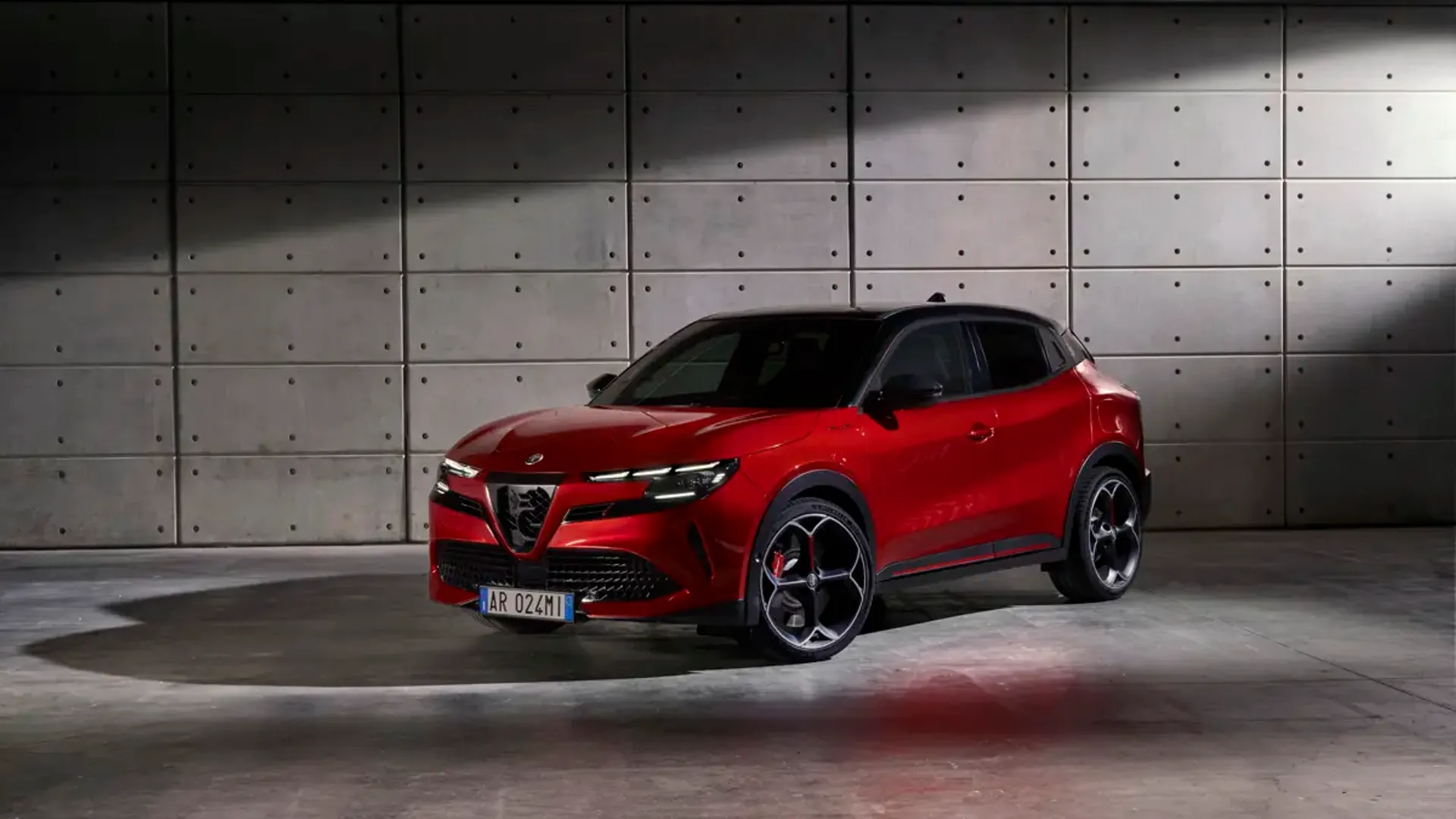 Elettronauti - Alfa Romeo Junior 54kWh - Rosso - Esterno - Vista anteriore a tre quarti