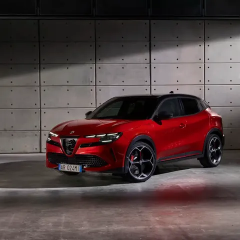 Elettronauti - Alfa Romeo Junior 54kWh - Rosso - Esterno - Vista anteriore a tre quarti