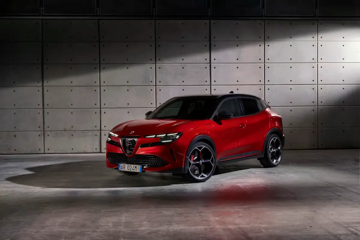 Elettronauti - Alfa Romeo Junior 54kWh - Rosso - Esterno - Vista anteriore a tre quarti