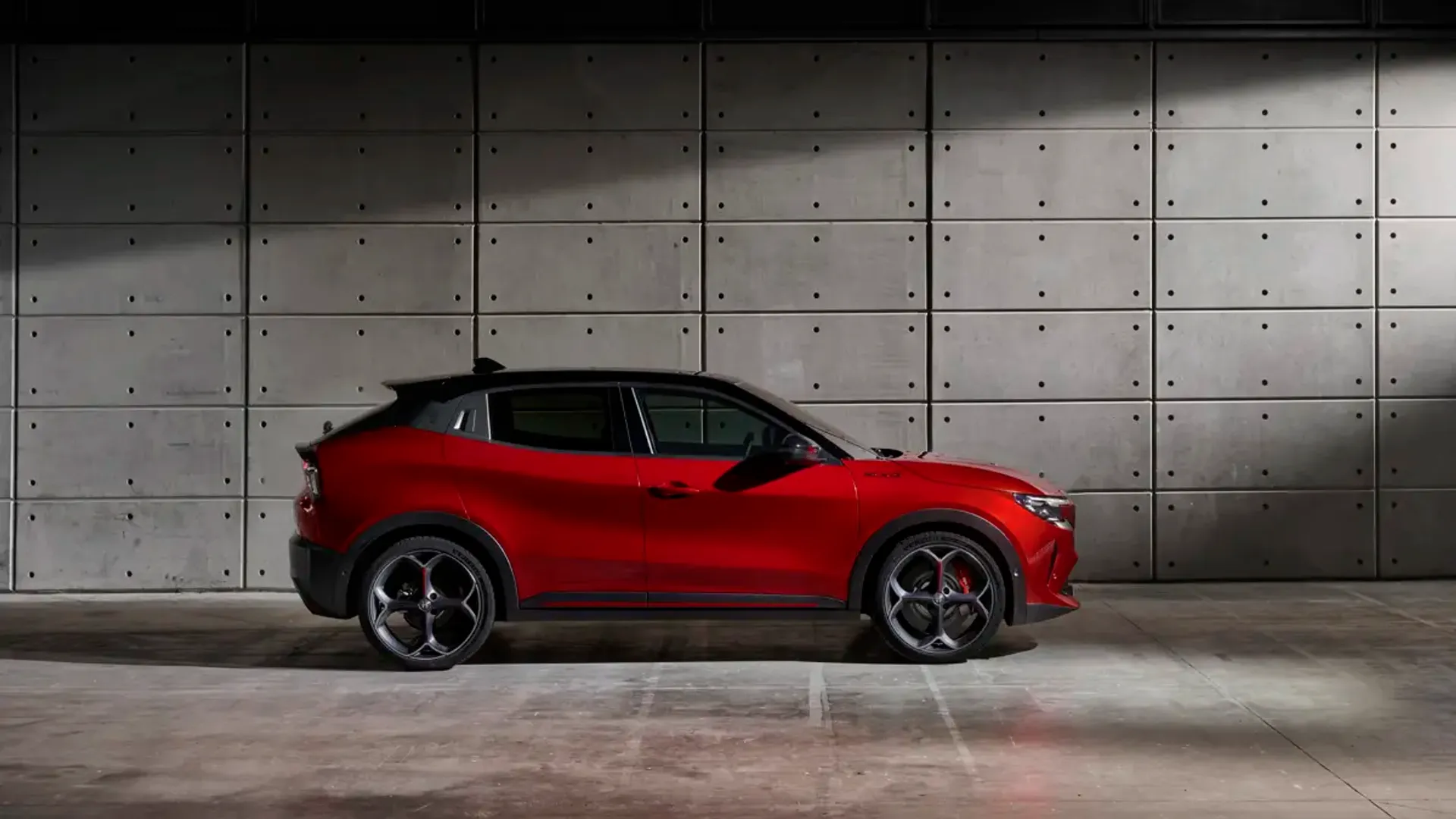 Elettronauti - Alfa Romeo Junior 54kWh - Rosso - Esterno - Vista anteriore a tre quarti