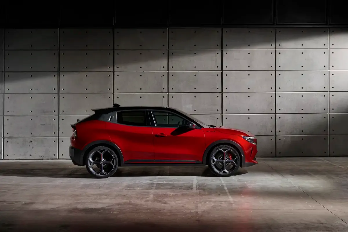 Elettronauti - Alfa Romeo Junior 54kWh - Rosso - Esterno - Vista anteriore a tre quarti