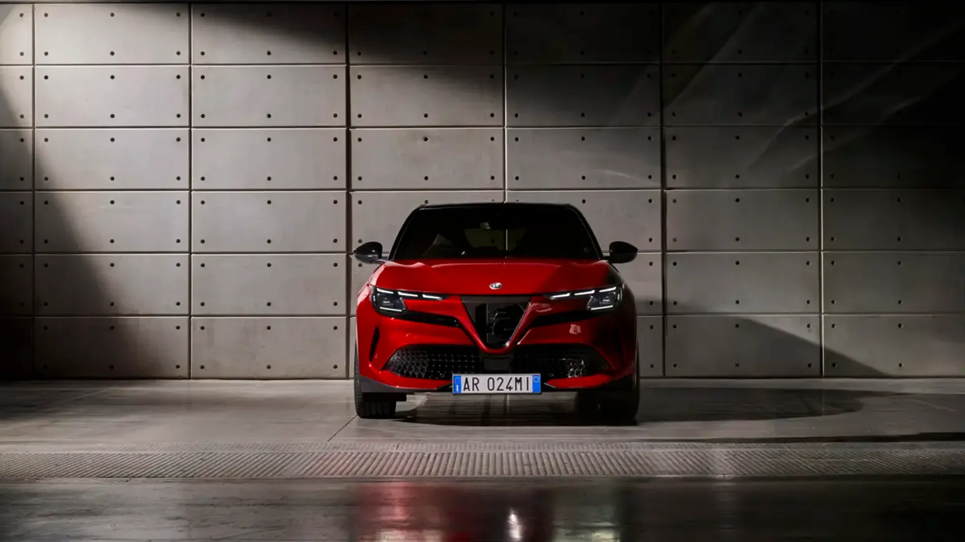 Elettronauti - Alfa Romeo Junior 54kWh - Rosso - Esterno - Vista anteriore a tre quarti