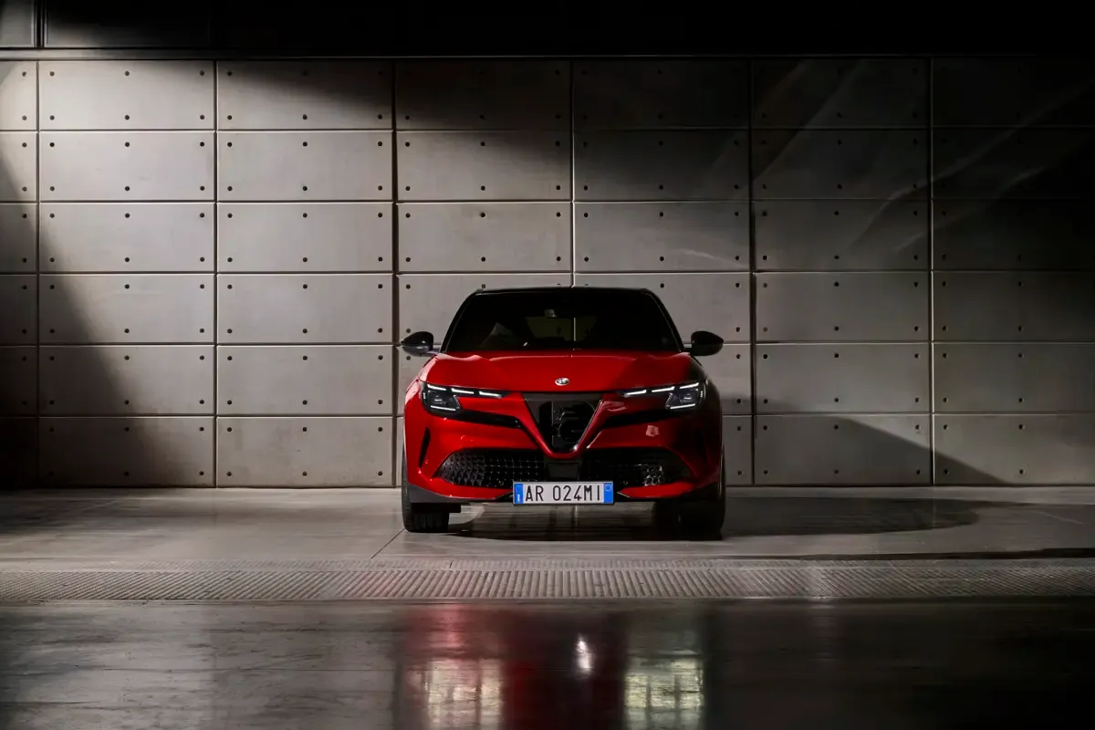 Elettronauti - Alfa Romeo Junior 54kWh - Rosso - Esterno - Vista anteriore a tre quarti