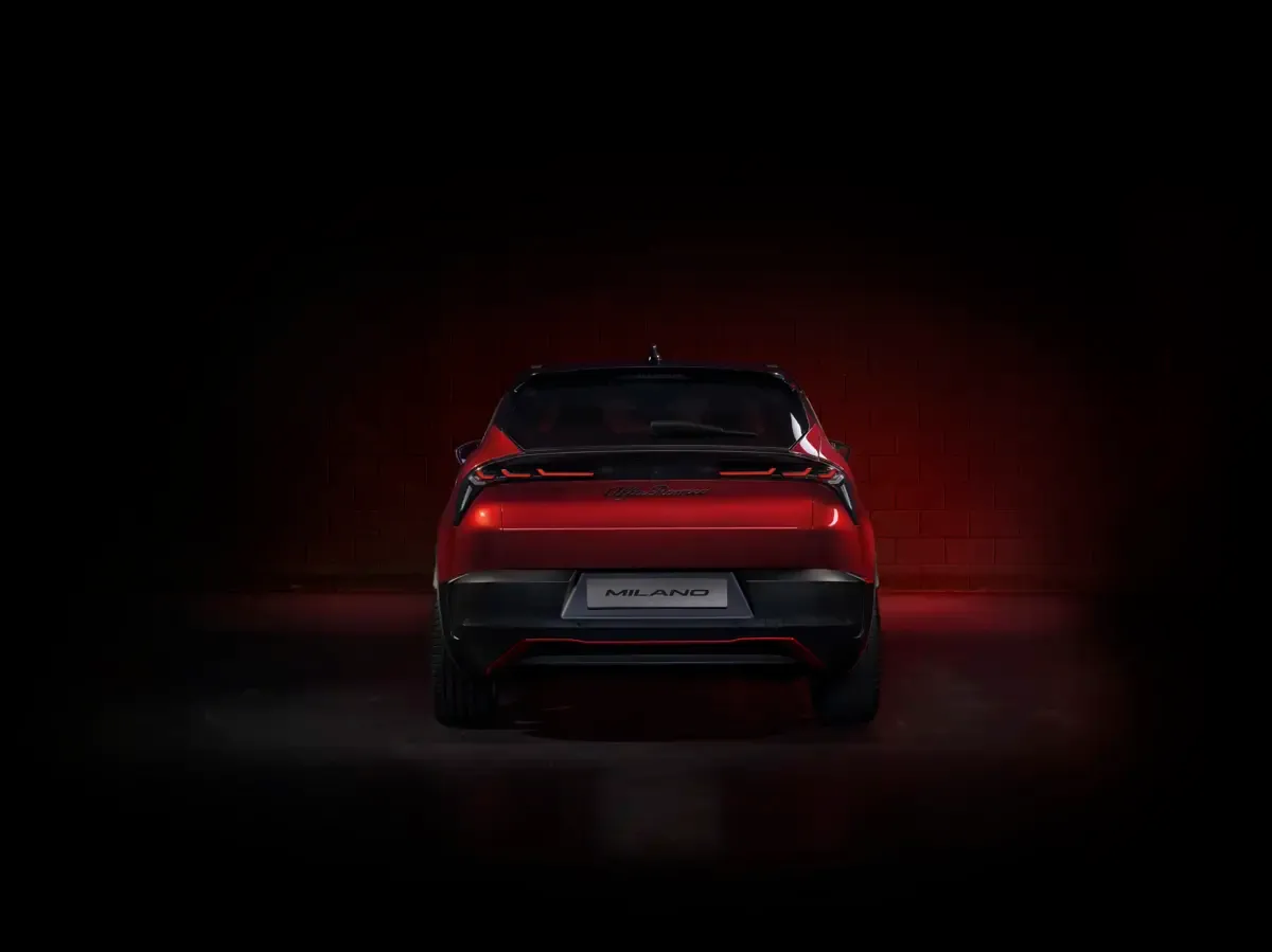 Elettronauti - Alfa Romeo Junior 54kWh - Rosso - Esterno - Vista anteriore a tre quarti