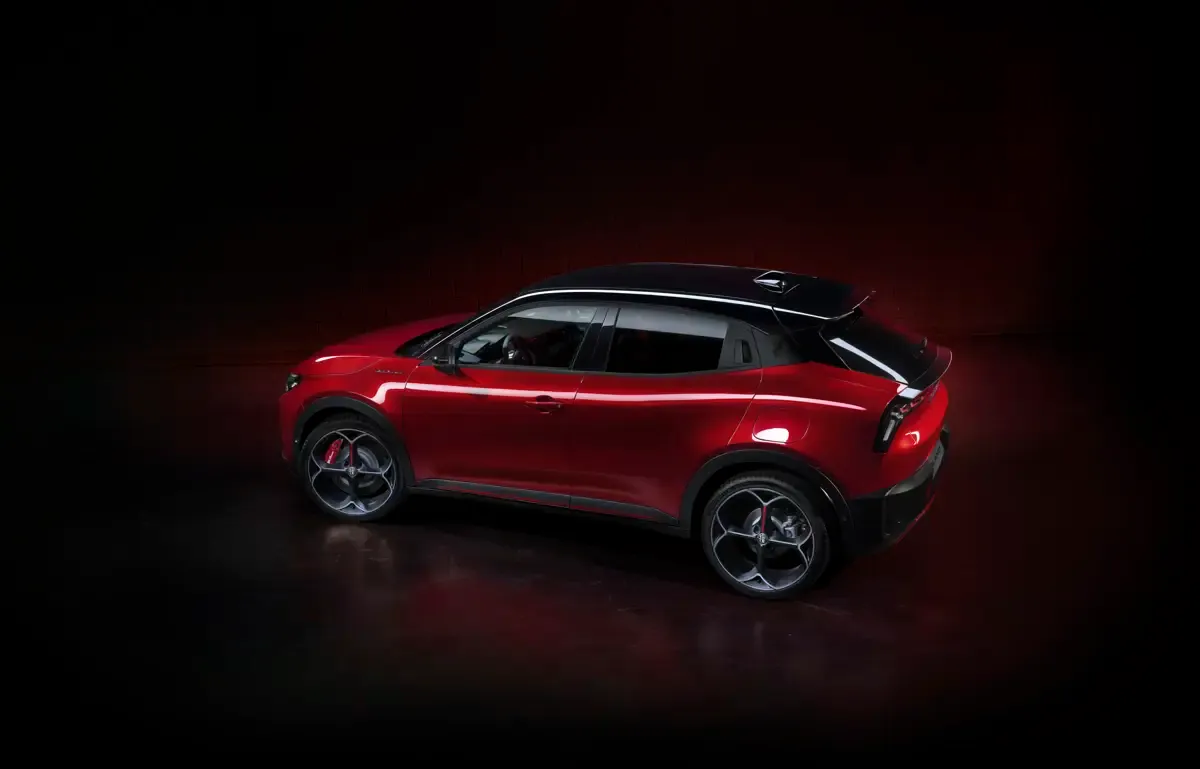 Elettronauti - Alfa Romeo Junior 54kWh - Rosso - Esterno - Vista anteriore a tre quarti