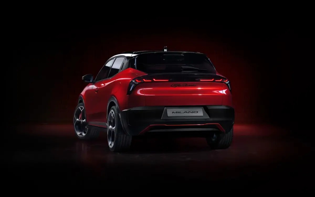 Elettronauti - Alfa Romeo Junior 54kWh - Rosso - Esterno - Vista anteriore a tre quarti