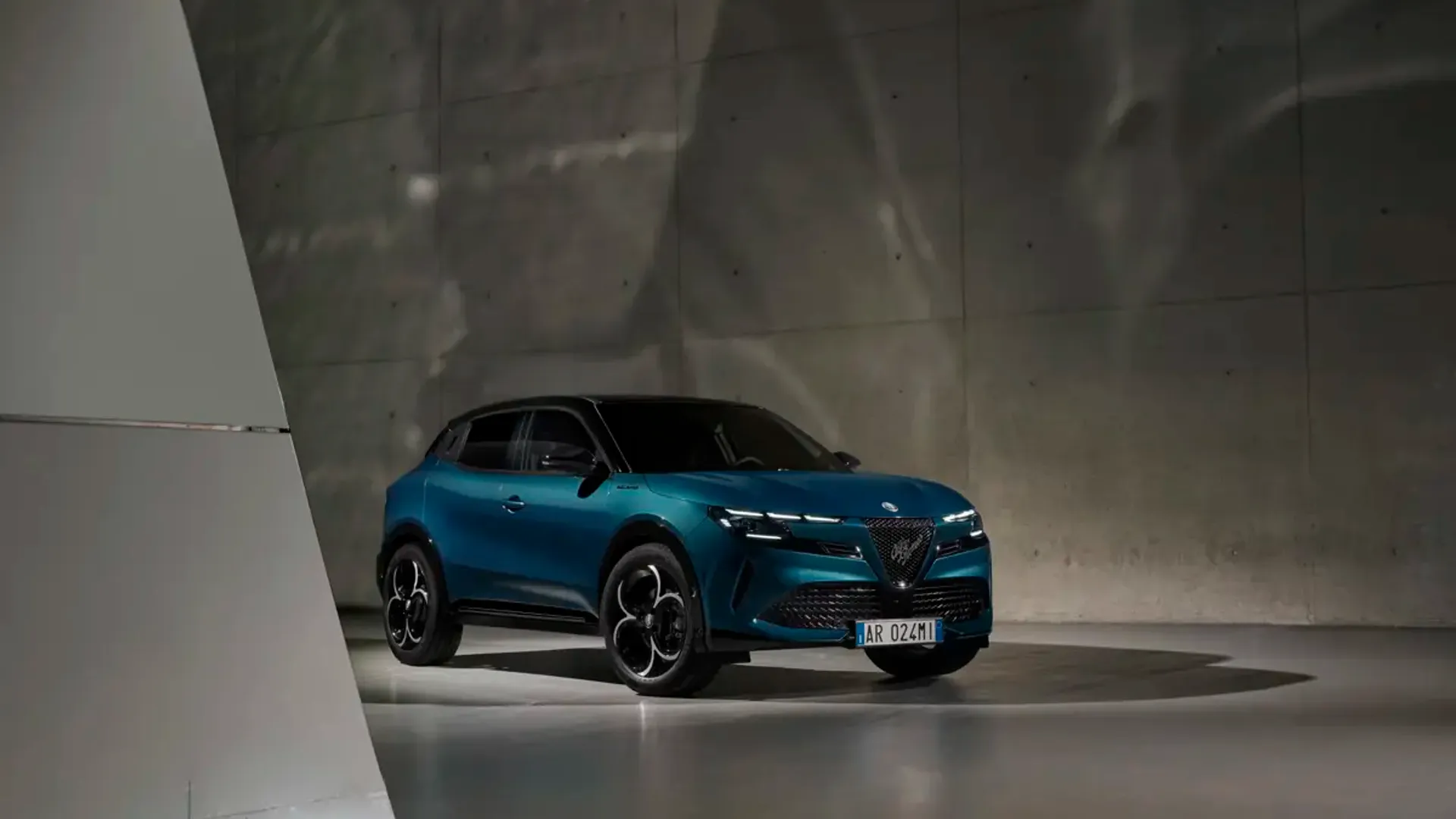 Elettronauti - Alfa Romeo Junior 54kWh - Rosso - Esterno - Vista anteriore a tre quarti