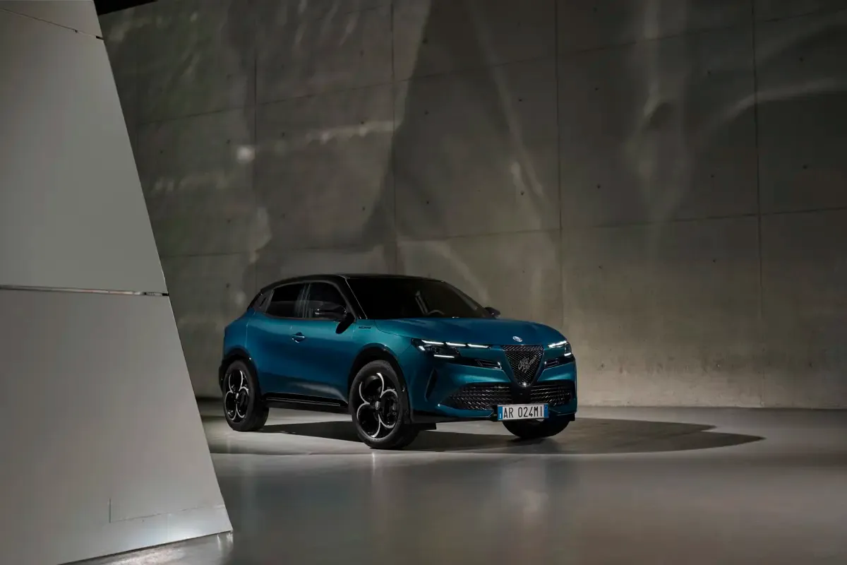 Elettronauti - Alfa Romeo Junior 54kWh - Rosso - Esterno - Vista anteriore a tre quarti