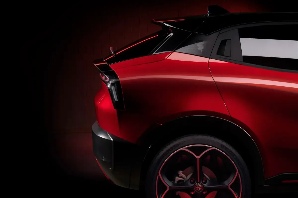 Elettronauti - Alfa Romeo Junior 54kWh - Rosso - Esterno - Vista anteriore a tre quarti