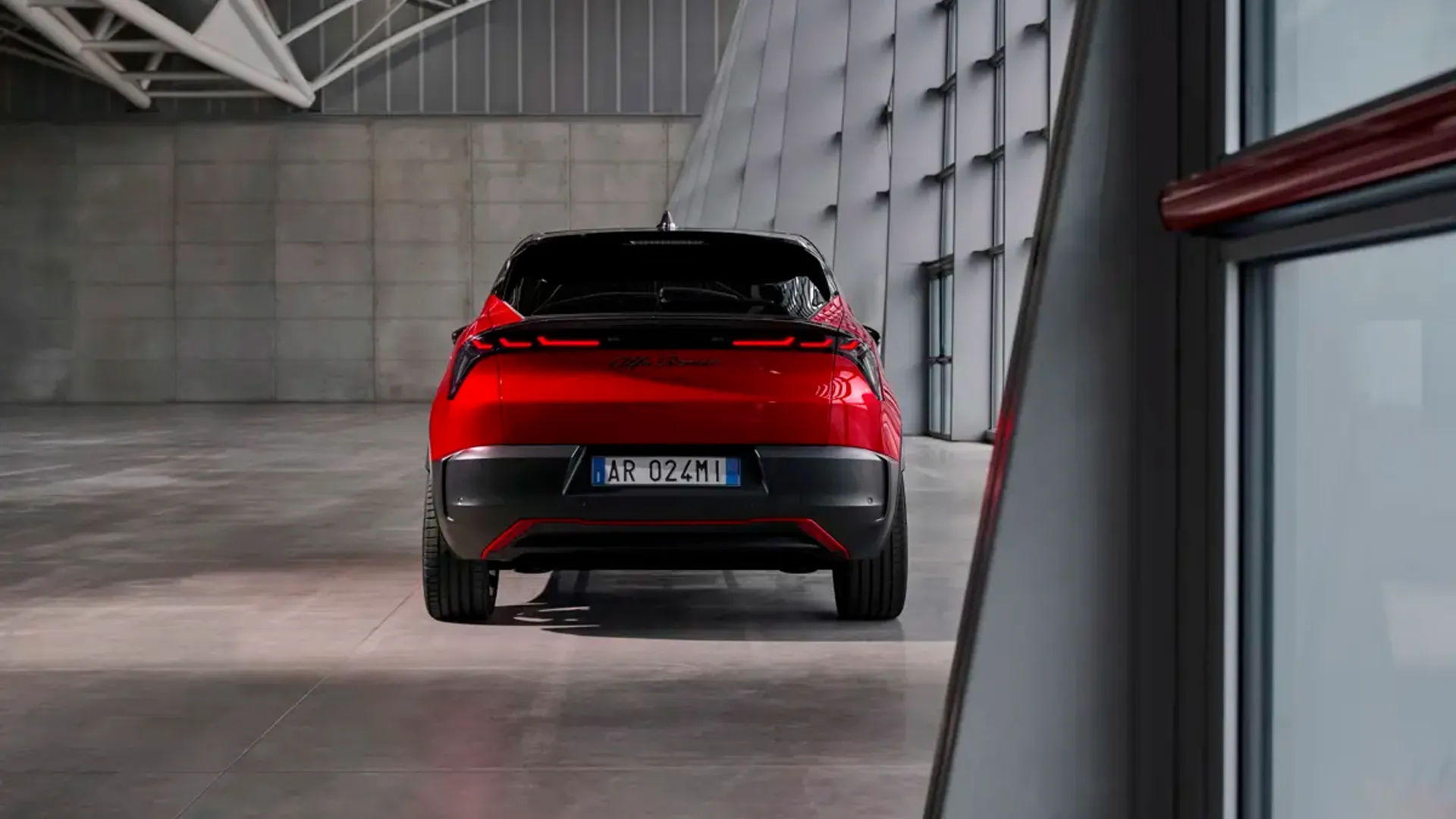Elettronauti - Alfa Romeo Junior 54kWh - Rosso - Esterno - Vista anteriore a tre quarti