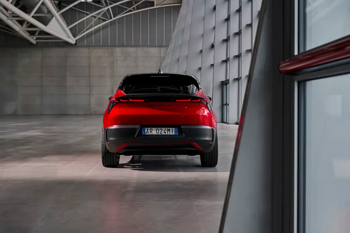 Elettronauti - Alfa Romeo Junior 54kWh - Rosso - Esterno - Vista anteriore a tre quarti