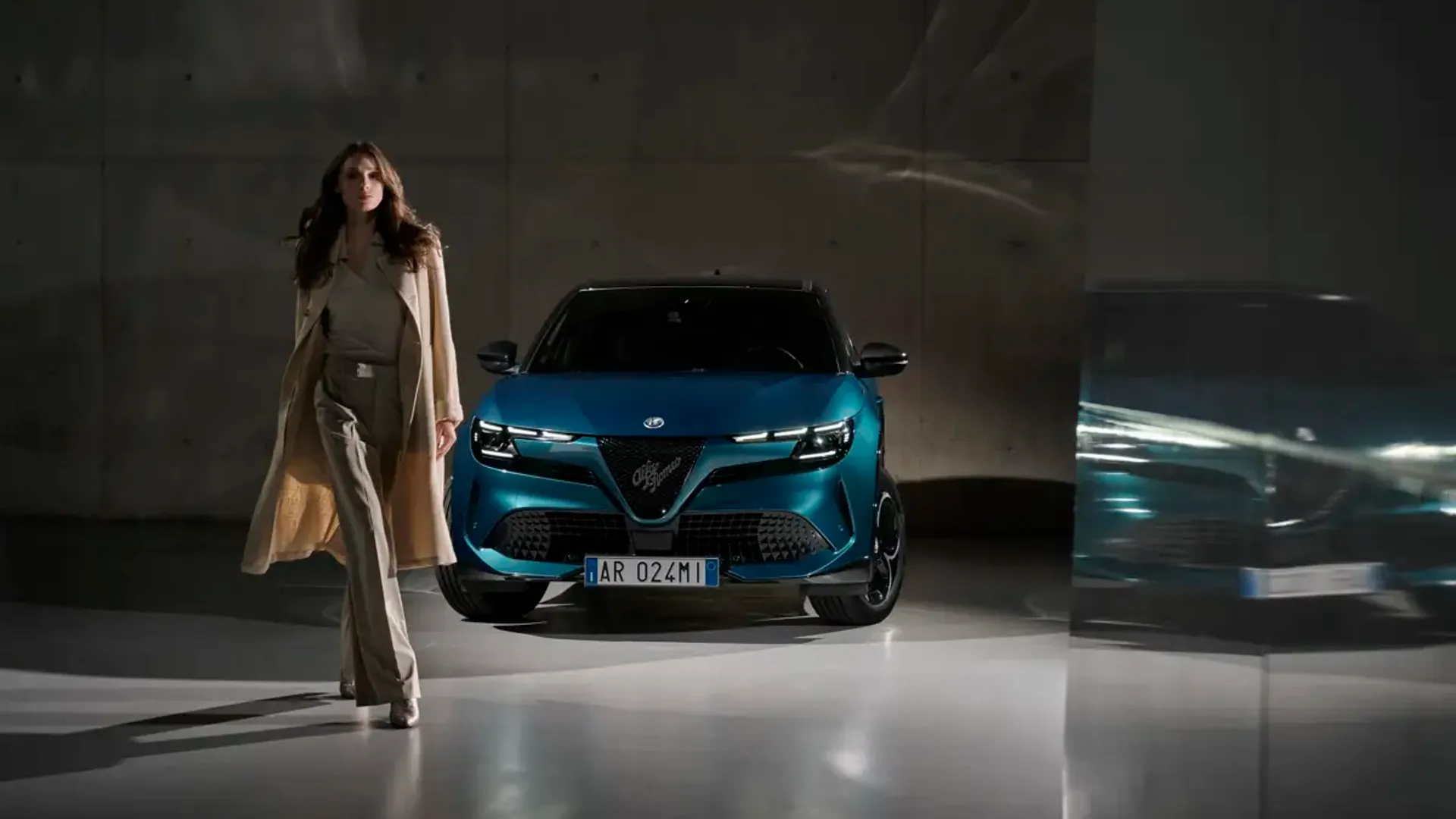 Elettronauti - Alfa Romeo Junior 54kWh - Rosso - Esterno - Vista anteriore a tre quarti