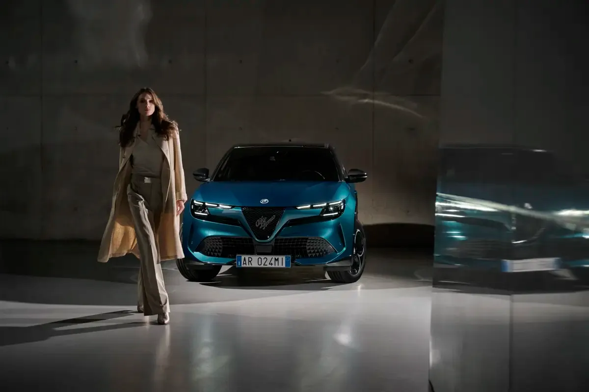 Elettronauti - Alfa Romeo Junior 54kWh - Rosso - Esterno - Vista anteriore a tre quarti