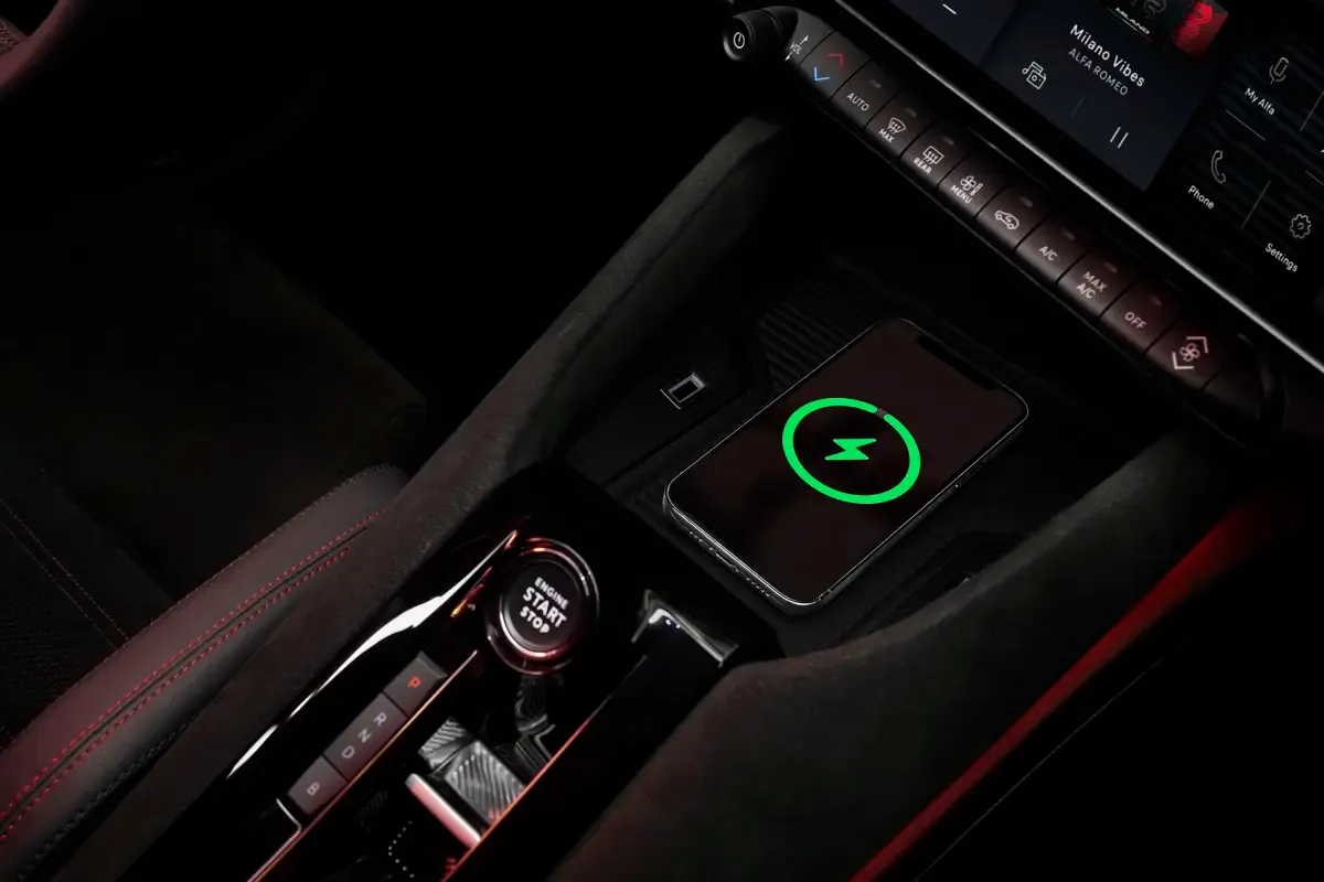 Elettronauti - Alfa Romeo Junior 54kWh - Rosso - Esterno - Vista anteriore a tre quarti