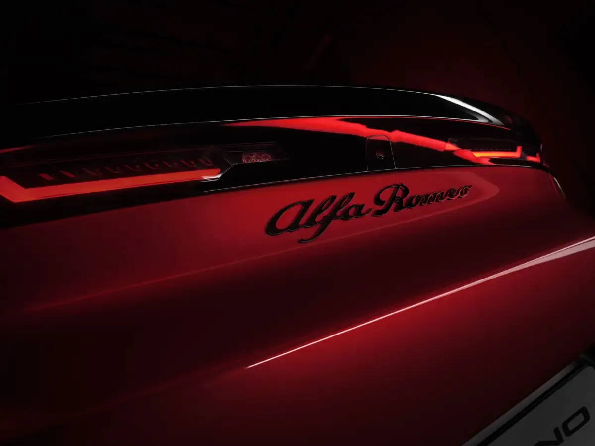 Elettronauti - Alfa Romeo Junior 54kWh - Rosso - Esterno - Vista anteriore a tre quarti