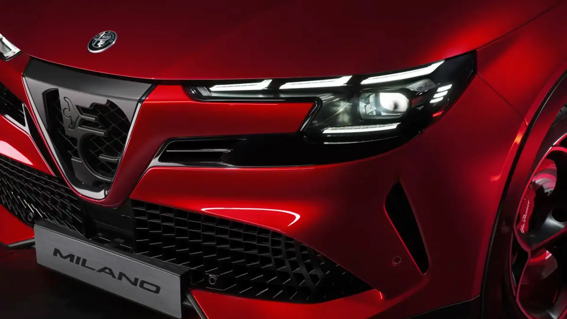Elettronauti - Alfa Romeo Junior 54kWh - Rosso - Esterno - Vista anteriore a tre quarti
