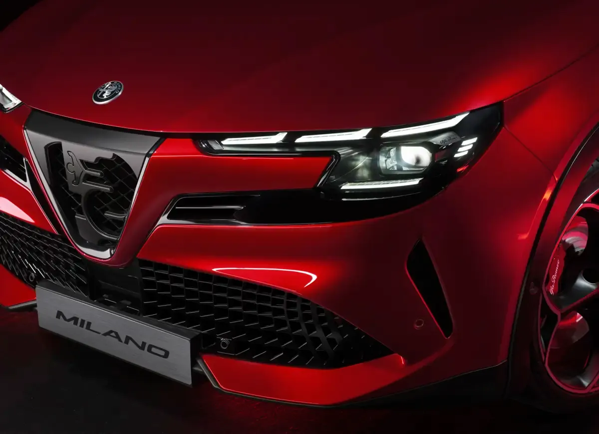 Elettronauti - Alfa Romeo Junior 54kWh - Rosso - Esterno - Vista anteriore a tre quarti