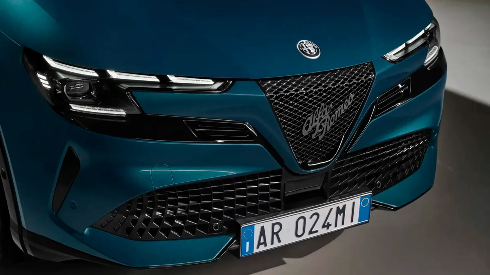 Elettronauti - Alfa Romeo Junior 54kWh - Bianco - Esterno - Vista anteriore a tre quarti