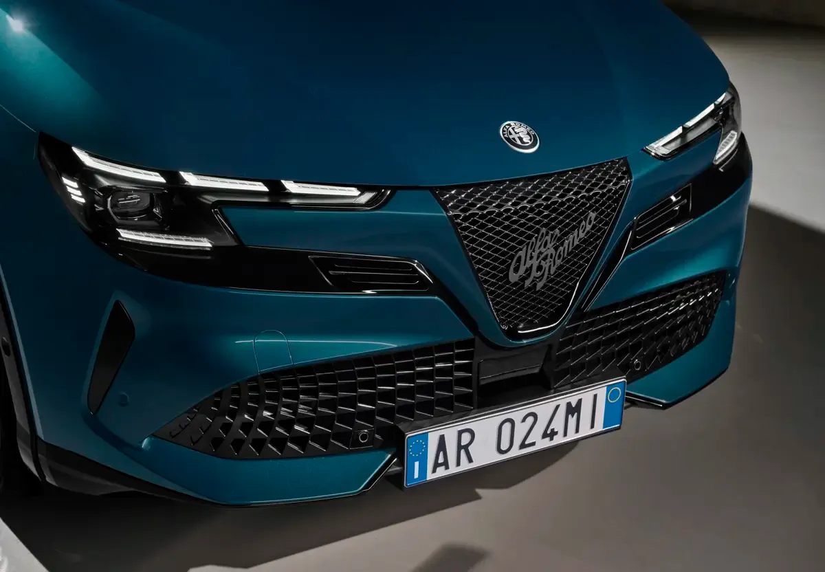 Elettronauti - Alfa Romeo Junior 54kWh - Bianco - Esterno - Vista anteriore a tre quarti