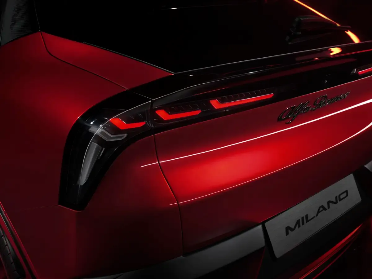 Elettronauti - Alfa Romeo Junior 54kWh - Rosso - Esterno - Vista posteriore