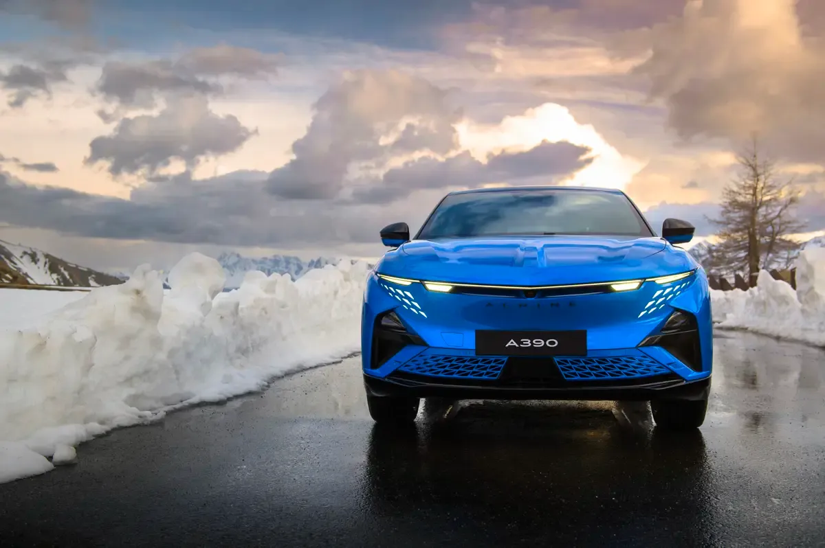 Elettronauti - Alpine A390 GT - Blu - Esterno - Vista anteriore a tre quarti