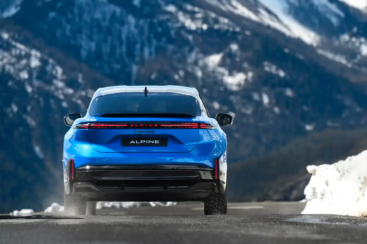Elettronauti - Alpine A390 GT - Blu - Esterno - Vista anteriore a tre quarti