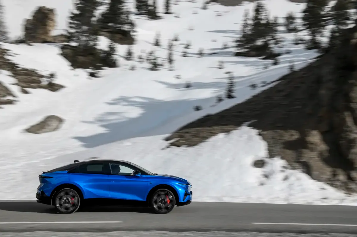 Elettronauti - Alpine A390 GT - Blu - Esterno - Vista anteriore a tre quarti