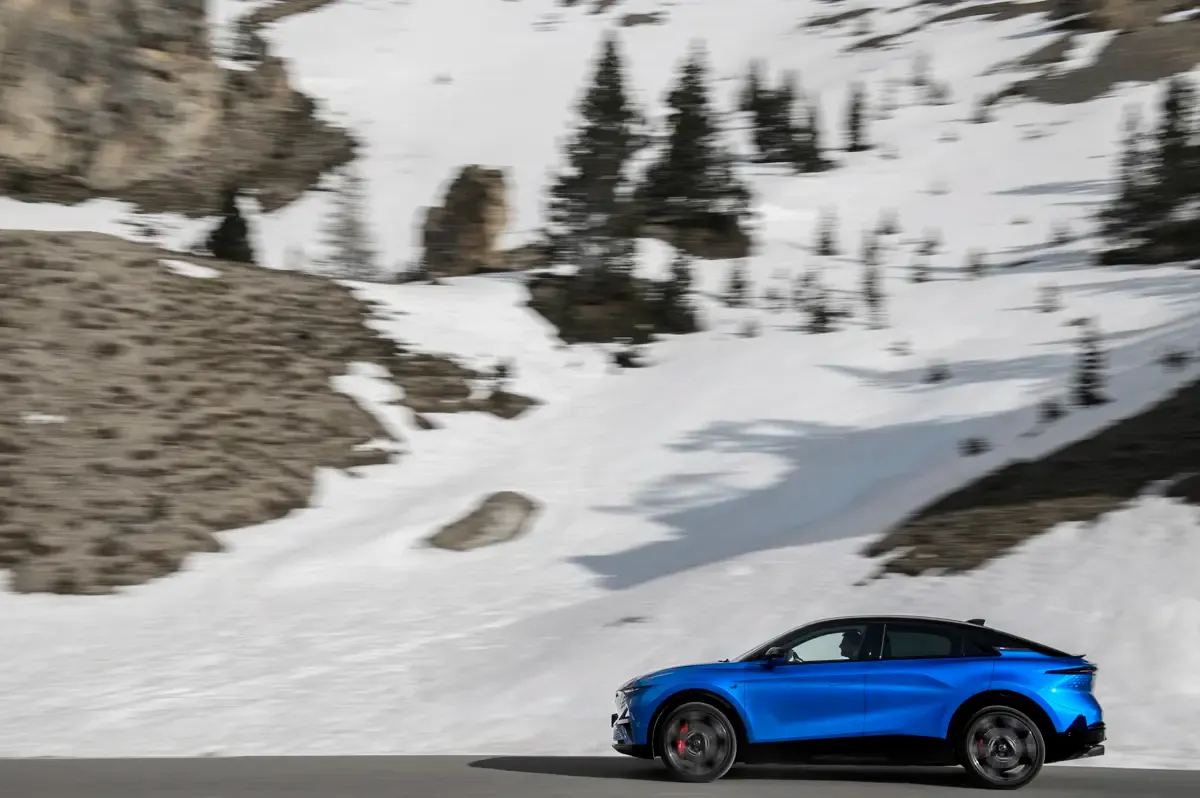 Elettronauti - Alpine A390 GT - Blu - Esterno - Vista anteriore a tre quarti