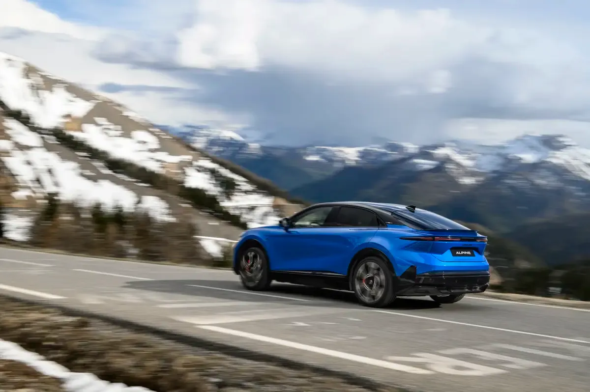 Elettronauti - Alpine A390 GT - Blu - Esterno - Vista anteriore a tre quarti