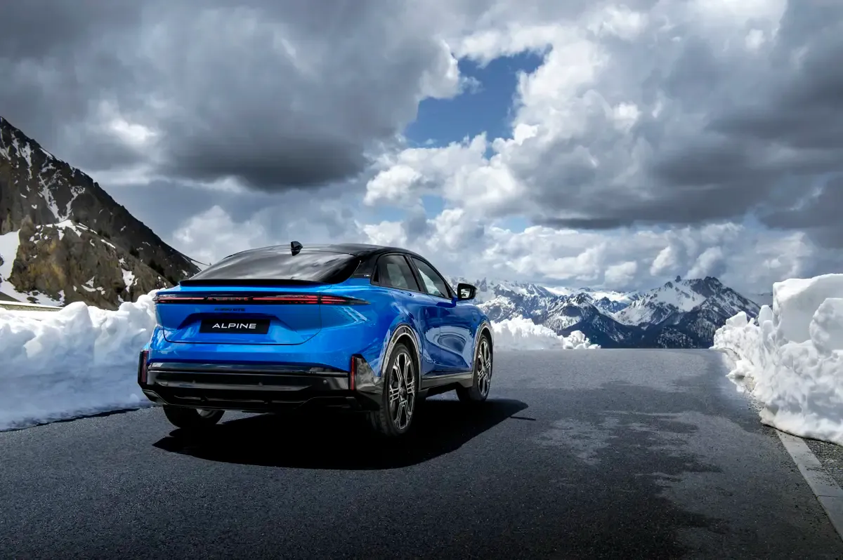 Elettronauti - Alpine A390 GT - Blu - Esterno - Vista anteriore a tre quarti
