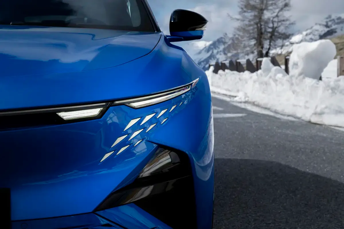 Elettronauti - Alpine A390 GT - Blu - Esterno - Vista anteriore a tre quarti