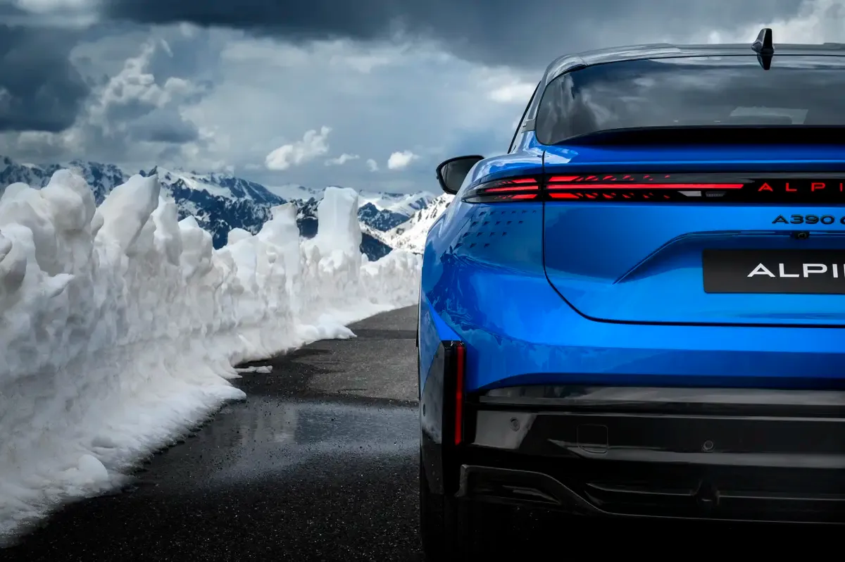 Elettronauti - Alpine A390 GT - Blu - Esterno - Vista anteriore a tre quarti
