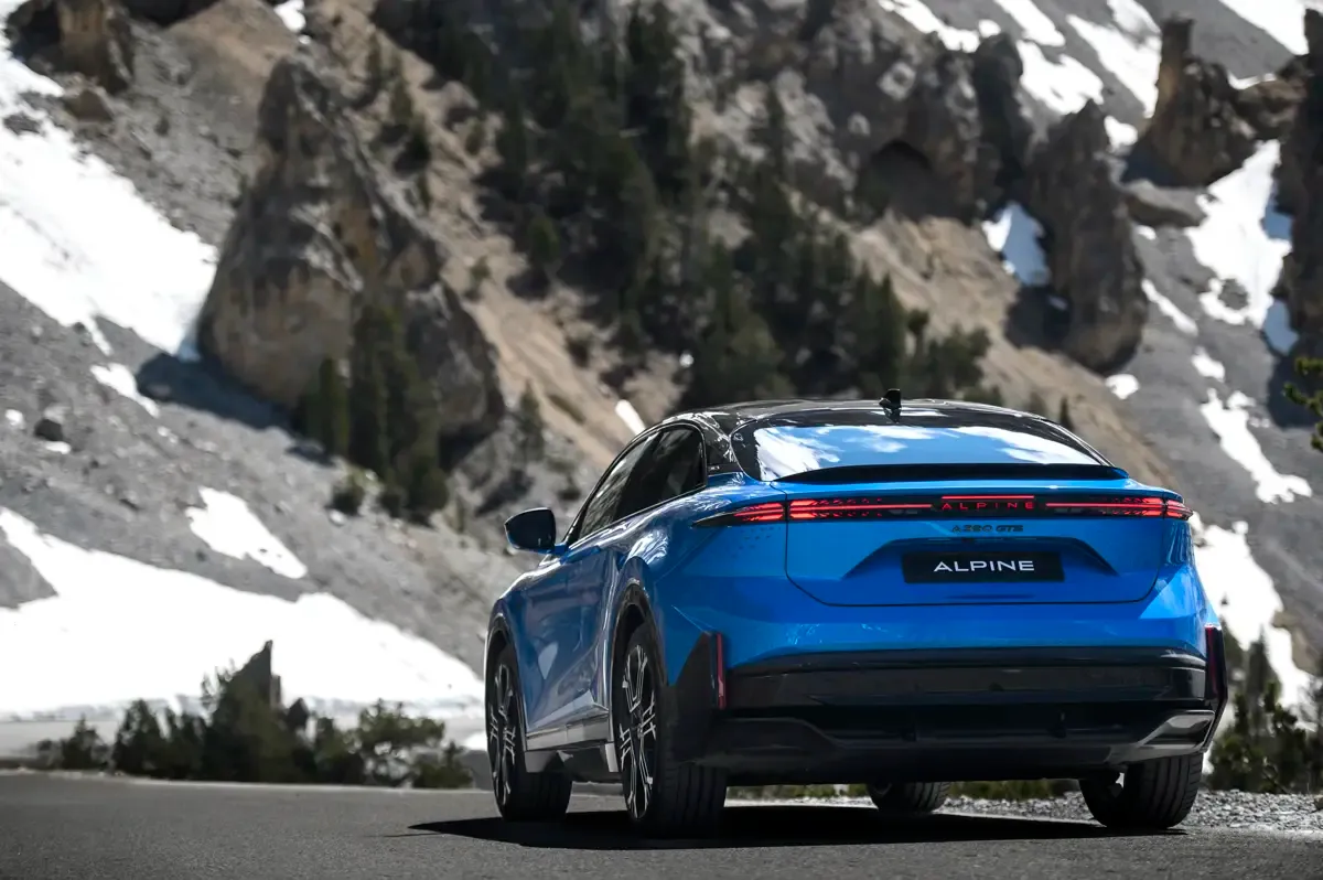 Elettronauti - Alpine A390 GT - Blu - Esterno - Vista anteriore a tre quarti