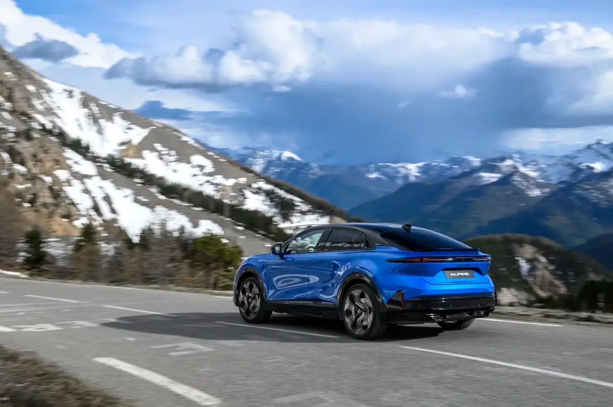 Elettronauti - Alpine A390 GT - Blu - Esterno - Vista anteriore a tre quarti