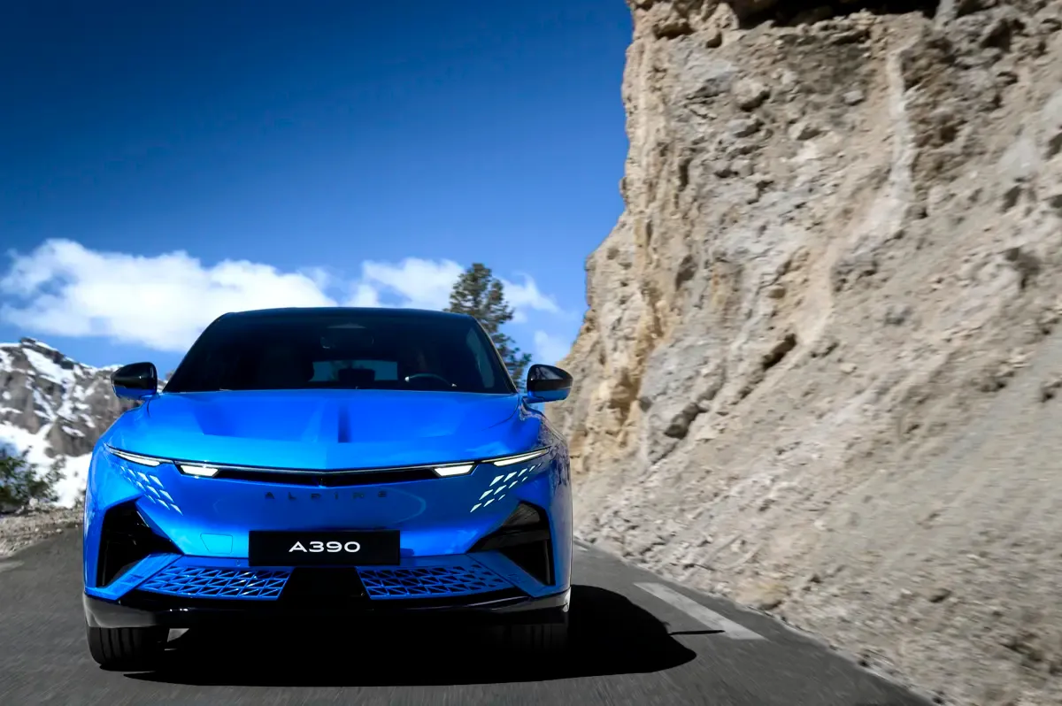 Elettronauti - Alpine A390 GT - Blu - Esterno - Vista anteriore a tre quarti
