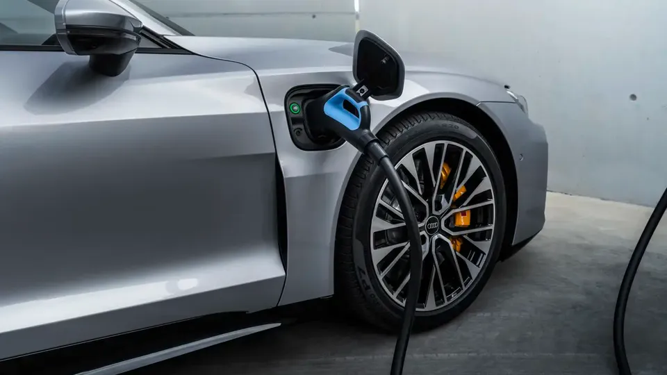 Elettronauti - Audi S e-tron GT - Presa di ricarica - Vista laterale