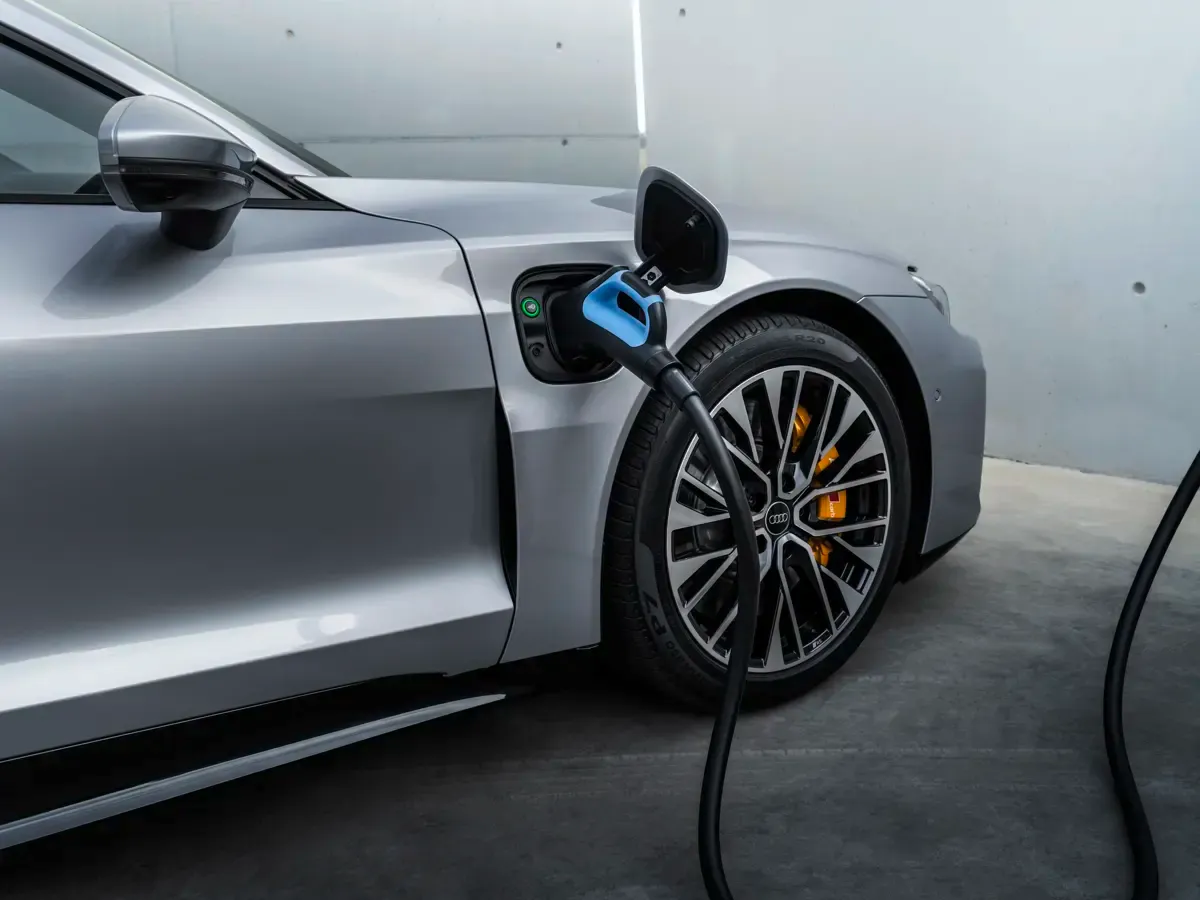 Elettronauti - Audi S e-tron GT - Presa di ricarica - Vista laterale