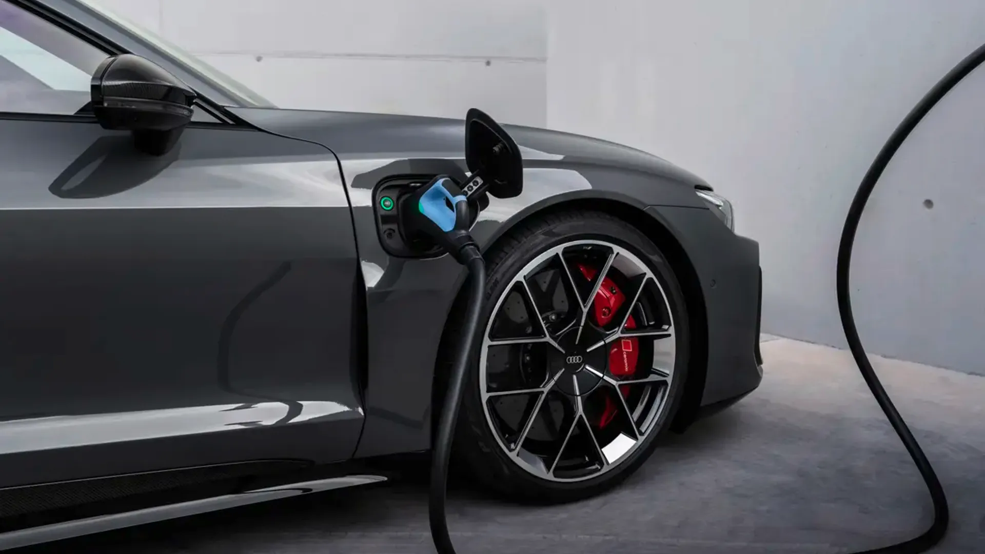 Elettronauti - Audi RS e-tron GT - Grigio - Presa di ricarica - Vista laterale
