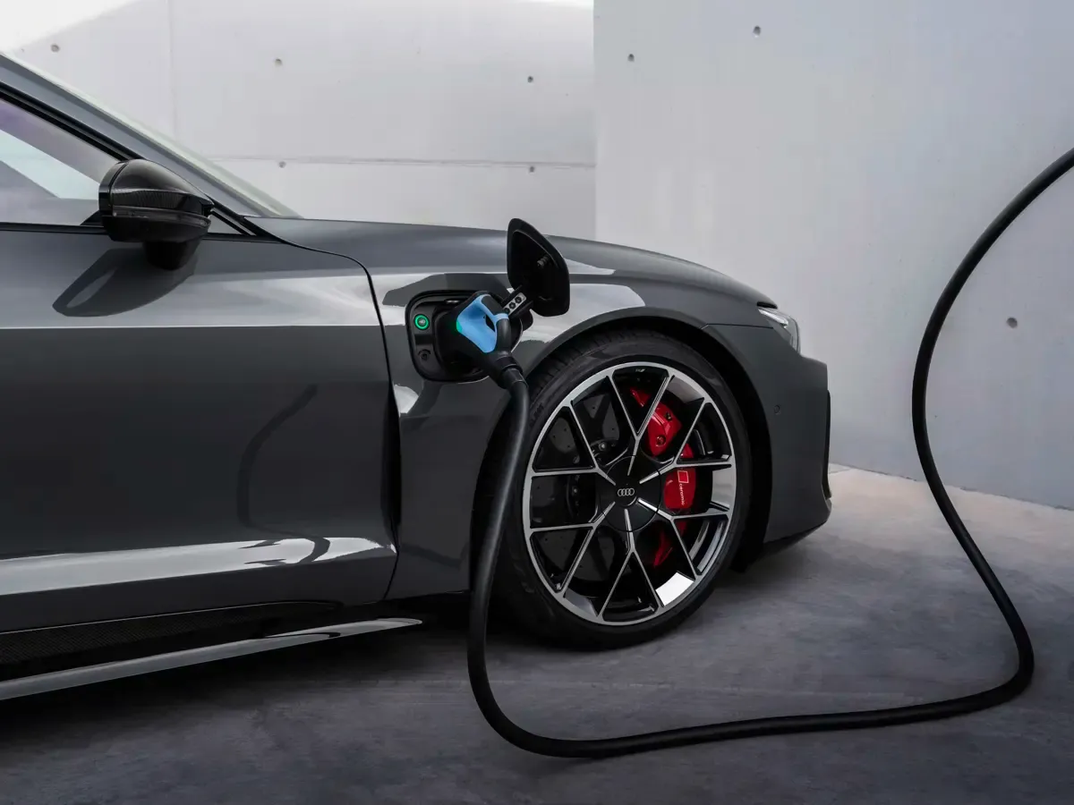 Elettronauti - Audi RS e-tron GT - Grigio - Presa di ricarica - Vista laterale