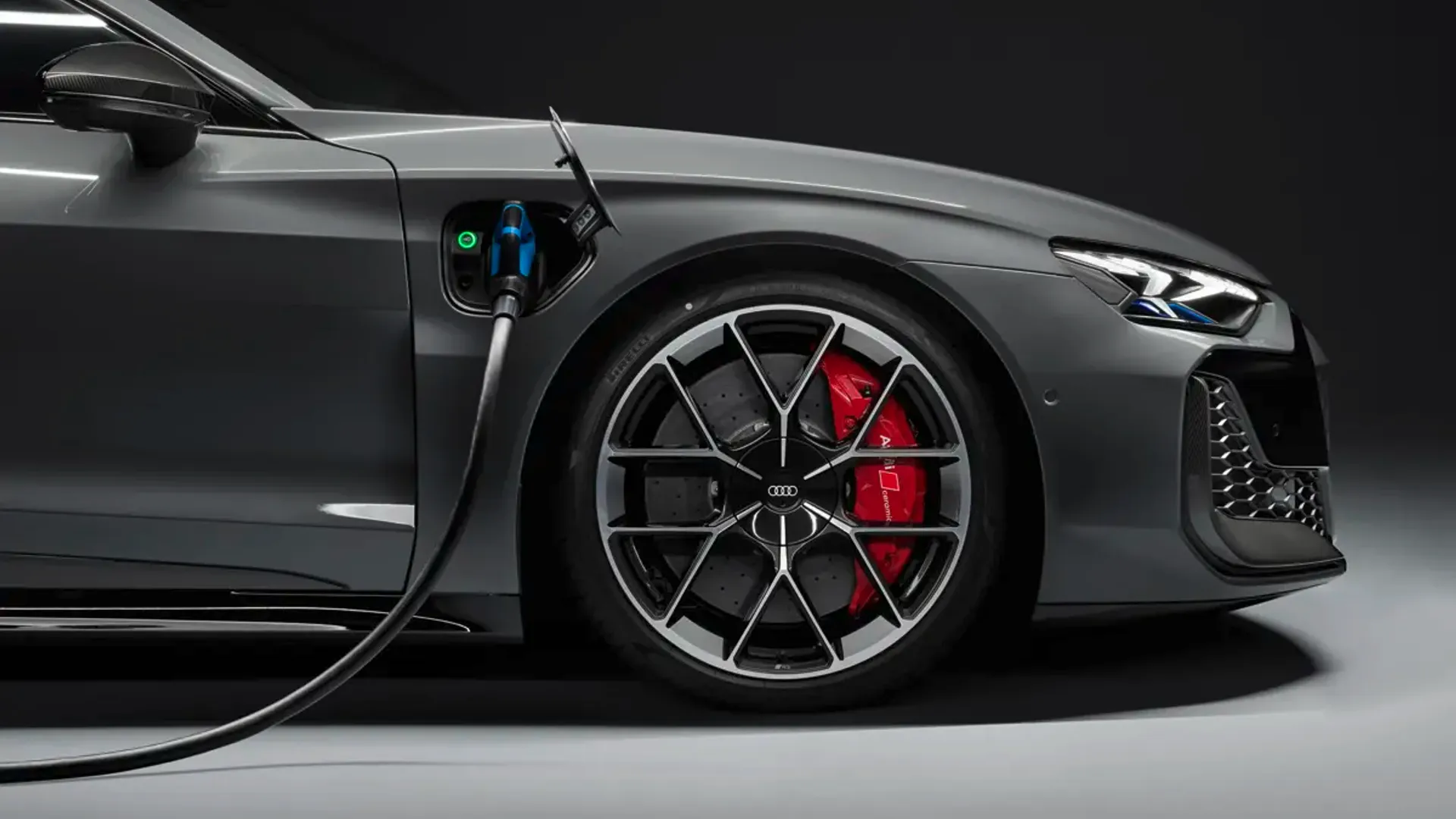 Elettronauti - Audi RS e-tron GT - Grigio - Presa di ricarica - Vista laterale