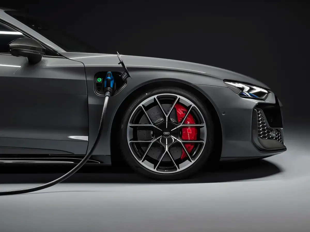 Elettronauti - Audi RS e-tron GT - Grigio - Presa di ricarica - Vista laterale