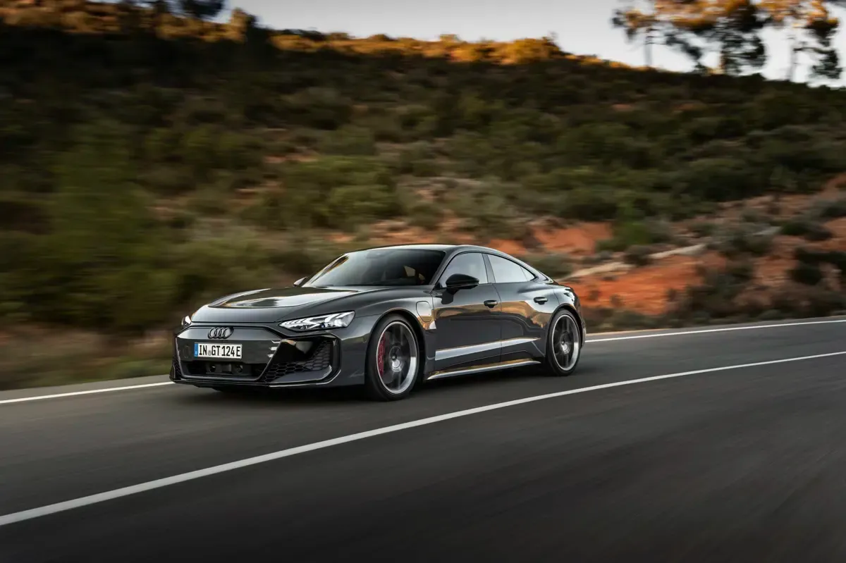 Elettronauti - Audi RS e-tron GT - Grigio - Esterno - Vista anteriore a tre quarti